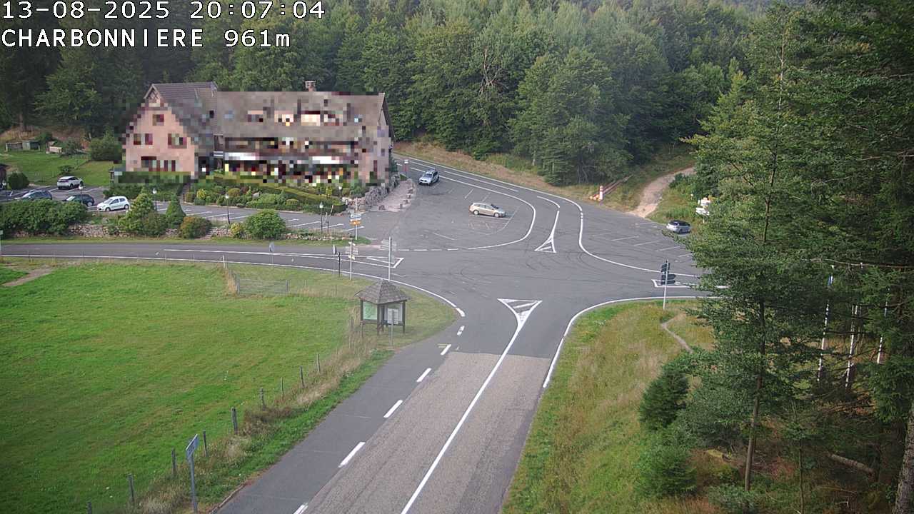 Webcam du col de la Charbonnière dans les Vosges en direction de la station du Champ du feu. Vue sur le D214 et la Tour du Champ du feu. Col de montagne à 961 mètres d'altitude