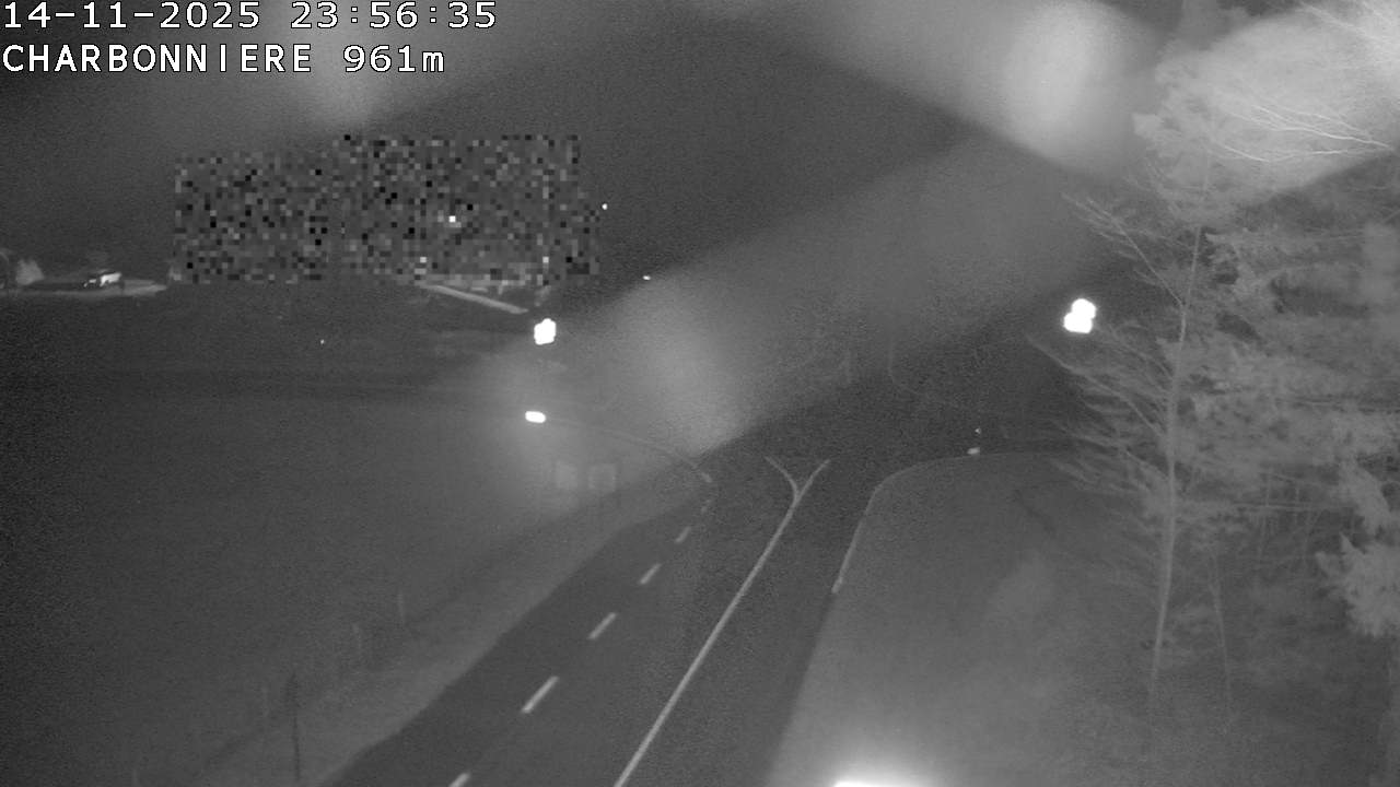 <h2>Webcam du col de la Charbonnière dans les Vosges en direction de la station du Champ du feu. Vue sur le D214 et la Tour du Champ du feu. Col de montagne à 961 mètres d'altitude</h2>