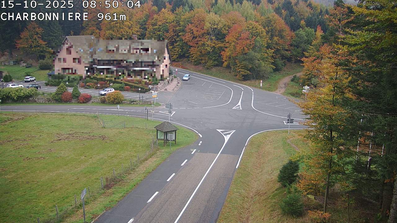Webcam du col de la Charbonnière dans les Vosges en direction de la station du Champ du feu. Vue sur le D214 et la Tour du Champ du feu. Col de montagne à 961 mètres d'altitude