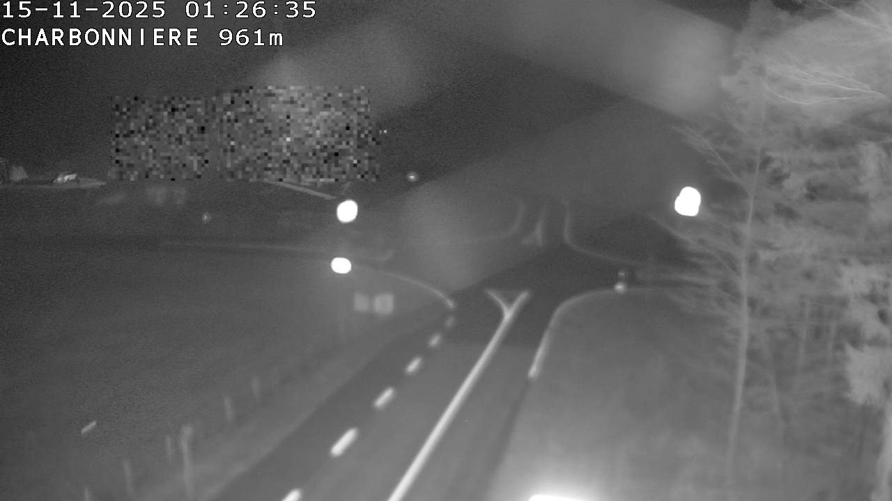 <h2>Webcam du col de la Charbonnière dans les Vosges en direction de la station du Champ du feu. Vue sur le D214 et la Tour du Champ du feu. Col de montagne à 961 mètres d'altitude</h2>