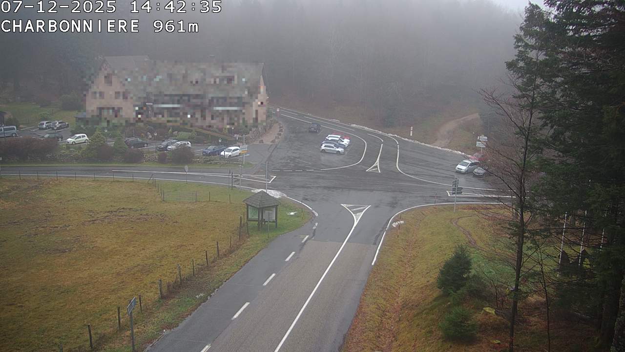 Webcam du col de la Charbonnière dans les Vosges en direction de la station du Champ du feu. Vue sur le D214 et la Tour du Champ du feu. Col de montagne à 961 mètres d'altitude