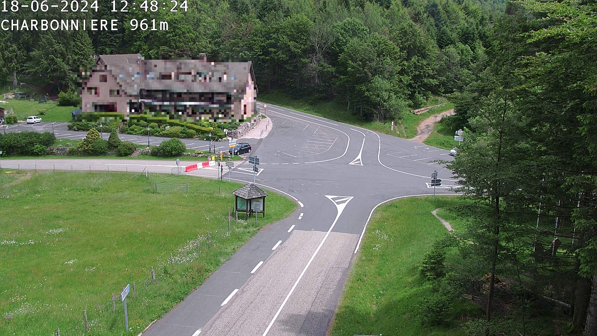 Webcam du col de la Charbonnière dans les Vosges en direction de la station du Champ du feu. Vue sur le D214 et la Tour du Champ du feu. Col de montagne à 961 mètres d'altitude