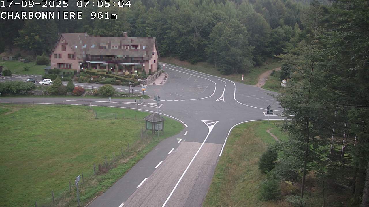 Webcam du col de la Charbonnière dans les Vosges en direction de la station du Champ du feu. Vue sur le D214 et la Tour du Champ du feu. Col de montagne à 961 mètres d'altitude