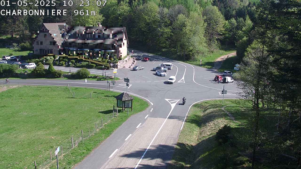 Webcam du col de la Charbonnière dans les Vosges en direction de la station du Champ du feu. Vue sur le D214 et la Tour du Champ du feu. Col de montagne à 961 mètres d'altitude