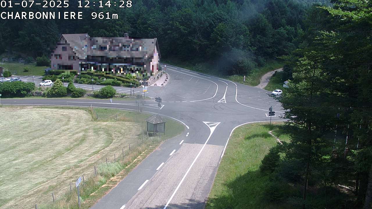 Webcam du col de la Charbonnière dans les Vosges en direction de la station du Champ du feu. Vue sur le D214 et la Tour du Champ du feu. Col de montagne à 961 mètres d'altitude