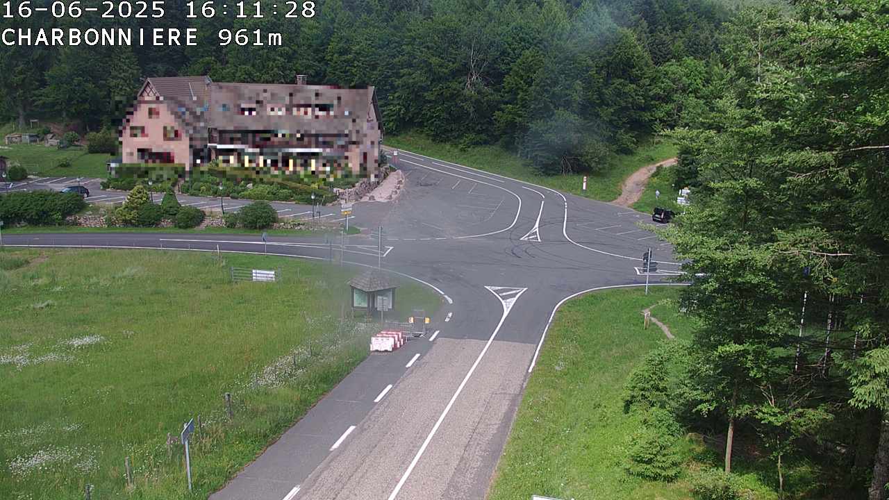 Webcam du col de la Charbonnière dans les Vosges en direction de la station du Champ du feu. Vue sur le D214 et la Tour du Champ du feu. Col de montagne à 961 mètres d'altitude