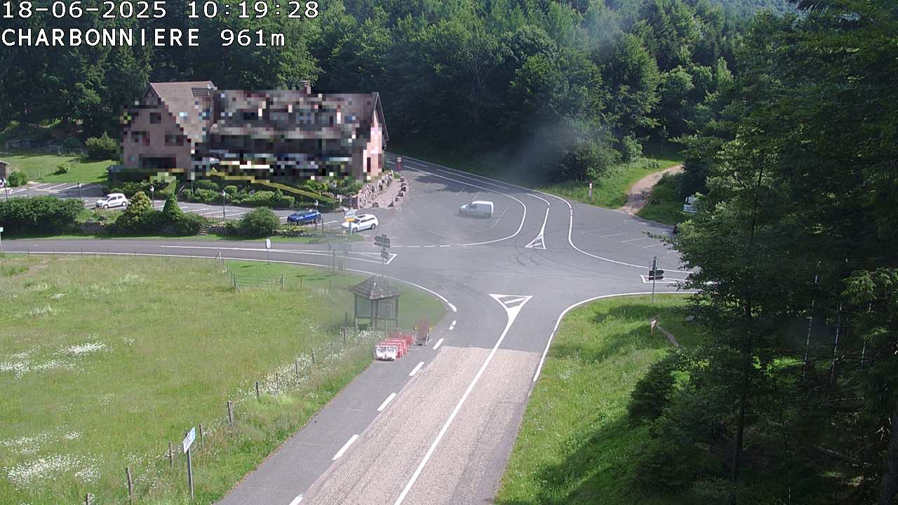 <h2>Webcam du col de la Charbonnière dans les Vosges en direction de la station du Champ du feu. Vue sur le D214 et la Tour du Champ du feu. Col de montagne à 961 mètres d'altitude</h2>