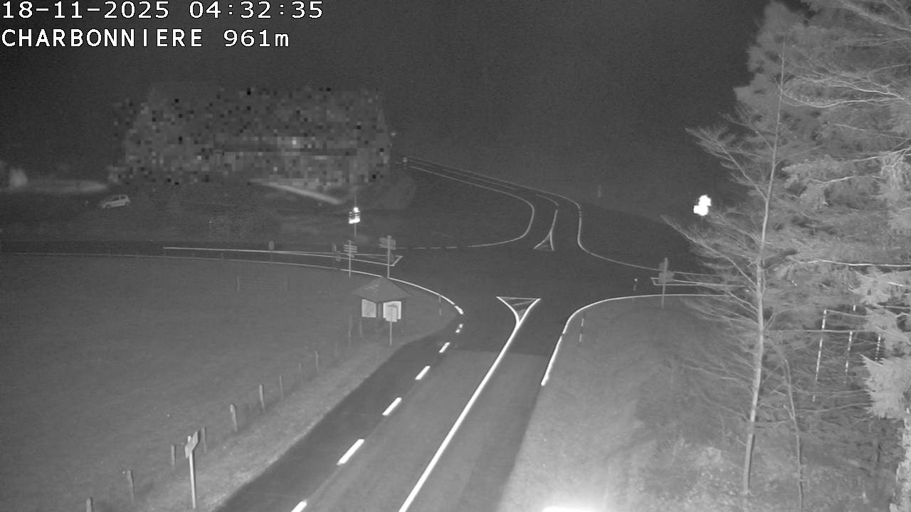 Webcam du col de la Charbonnière dans les Vosges en direction de la station du Champ du feu. Vue sur le D214 et la Tour du Champ du feu. Col de montagne à 961 mètres d'altitude