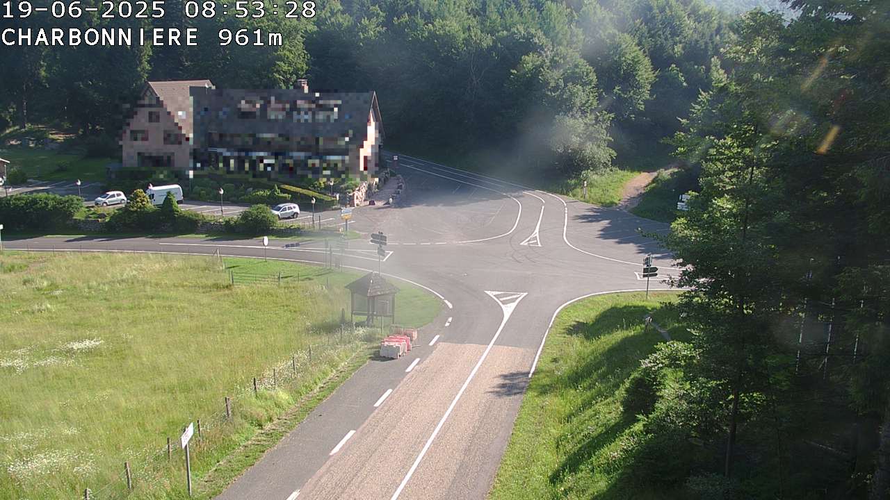 Webcam du col de la Charbonnière dans les Vosges en direction de la station du Champ du feu. Vue sur le D214 et la Tour du Champ du feu. Col de montagne à 961 mètres d'altitude
