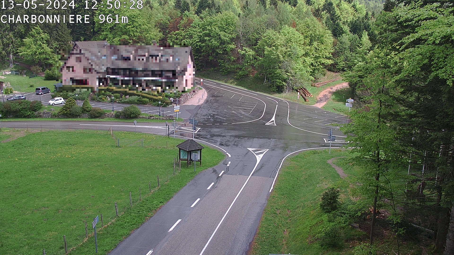 Webcam du col de la Charbonnière dans les Vosges en direction de la station du Champ du feu. Vue sur le D214 et la Tour du Champ du feu. Col de montagne à 961 mètres d'altitude