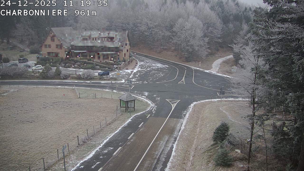 Webcam du col de la Charbonnière dans les Vosges en direction de la station du Champ du feu. Vue sur le D214 et la Tour du Champ du feu. Col de montagne à 961 mètres d'altitude