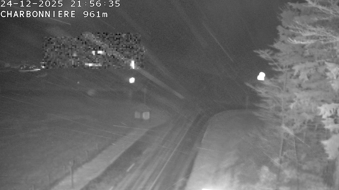 Webcam du col de la Charbonnière dans les Vosges en direction de la station du Champ du feu. Vue sur le D214 et la Tour du Champ du feu. Col de montagne à 961 mètres d'altitude