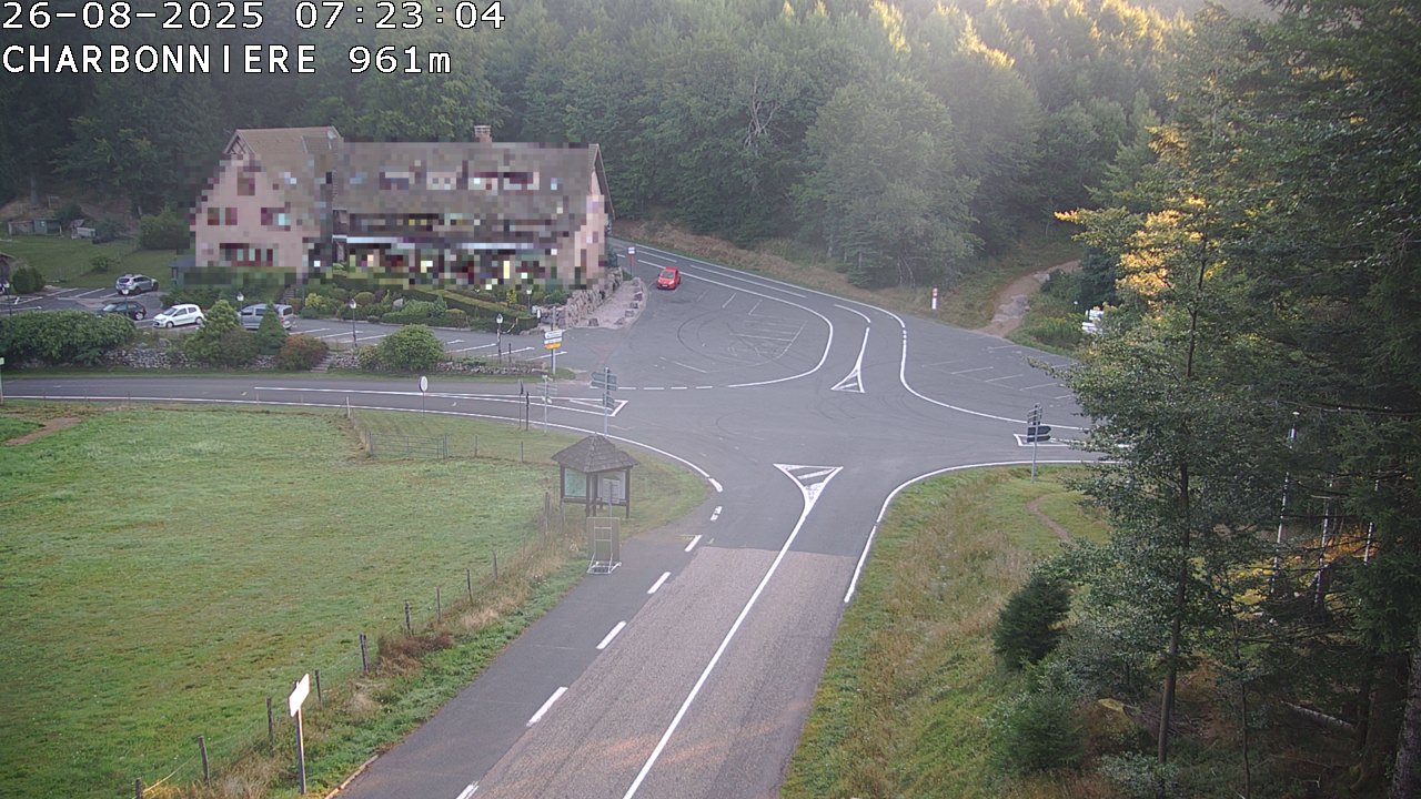 <h2>Webcam du col de la Charbonnière dans les Vosges en direction de la station du Champ du feu. Vue sur le D214 et la Tour du Champ du feu. Col de montagne à 961 mètres d'altitude</h2>