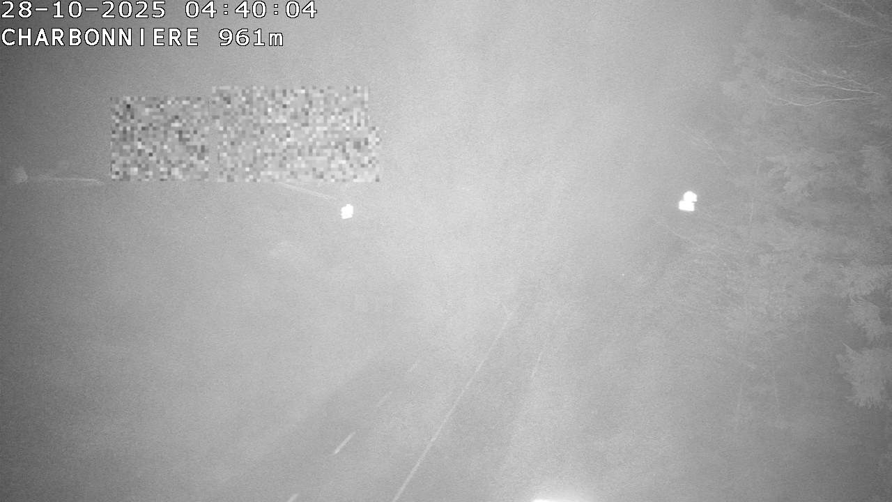 <h2>Webcam du col de la Charbonnière dans les Vosges en direction de la station du Champ du feu. Vue sur le D214 et la Tour du Champ du feu. Col de montagne à 961 mètres d'altitude</h2>