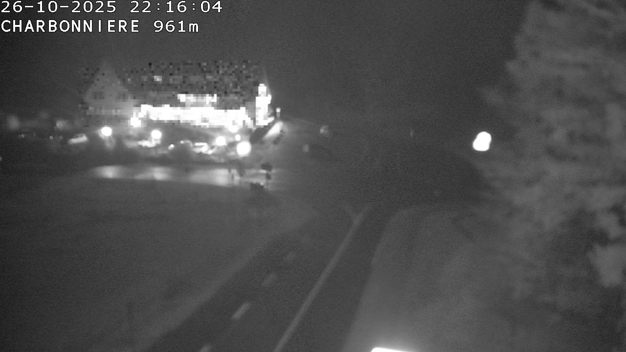 <h2>Webcam du col de la Charbonnière dans les Vosges en direction de la station du Champ du feu. Vue sur le D214 et la Tour du Champ du feu. Col de montagne à 961 mètres d'altitude</h2>