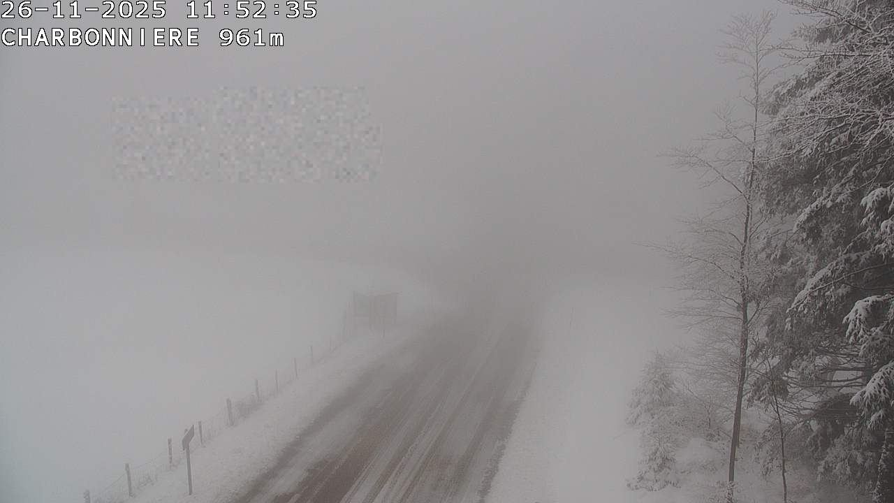<h2>Webcam du col de la Charbonnière dans les Vosges en direction de la station du Champ du feu. Vue sur le D214 et la Tour du Champ du feu. Col de montagne à 961 mètres d'altitude</h2>