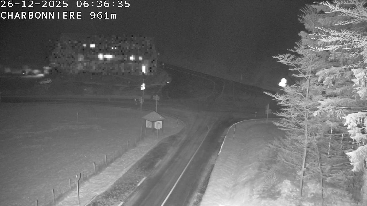 Webcam du col de la Charbonnière dans les Vosges en direction de la station du Champ du feu. Vue sur le D214 et la Tour du Champ du feu. Col de montagne à 961 mètres d'altitude
