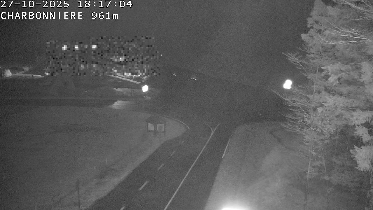 <h2>Webcam du col de la Charbonnière dans les Vosges en direction de la station du Champ du feu. Vue sur le D214 et la Tour du Champ du feu. Col de montagne à 961 mètres d'altitude</h2>