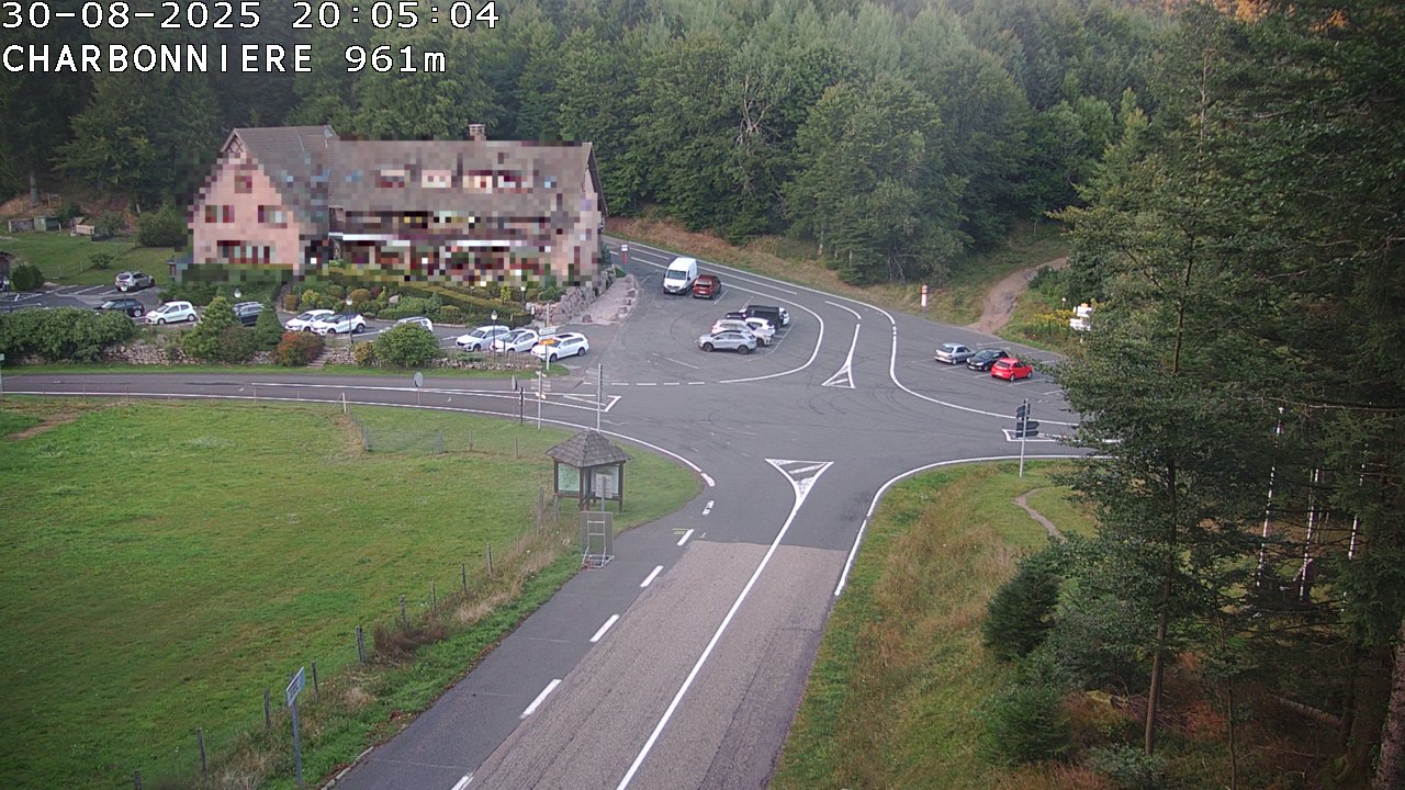 <h2>Webcam du col de la Charbonnière dans les Vosges en direction de la station du Champ du feu. Vue sur le D214 et la Tour du Champ du feu. Col de montagne à 961 mètres d'altitude</h2>