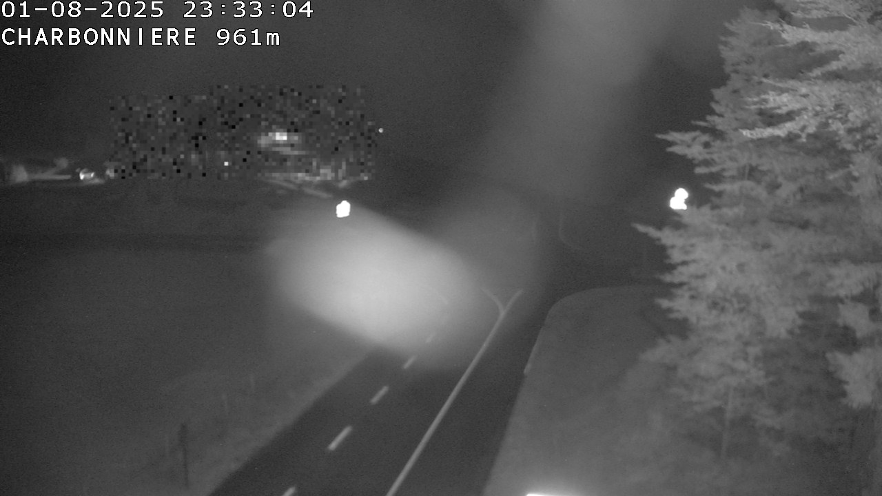 Webcam du col de la Charbonnière dans les Vosges en direction de la station du Champ du feu. Vue sur le D214 et la Tour du Champ du feu. Col de montagne à 961 mètres d'altitude
