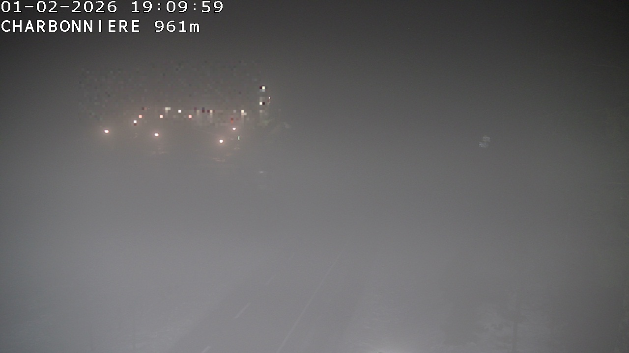 <h2>Webcam du col de la Charbonnière dans les Vosges en direction de la station du Champ du feu. Vue sur le D214 et la Tour du Champ du feu. Col de montagne à 961 mètres d'altitude</h2>