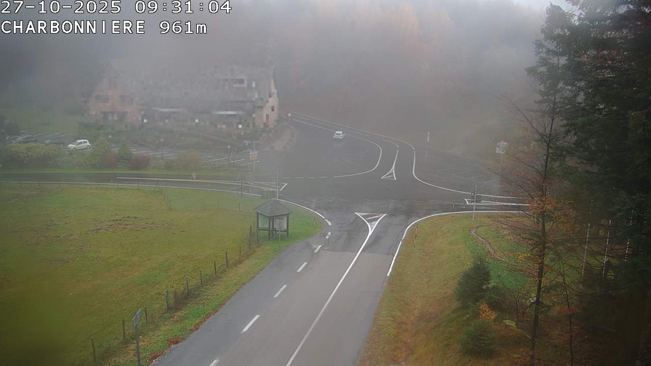 Webcam du col de la Charbonnière dans les Vosges en direction de la station du Champ du feu. Vue sur le D214 et la Tour du Champ du feu. Col de montagne à 961 mètres d'altitude