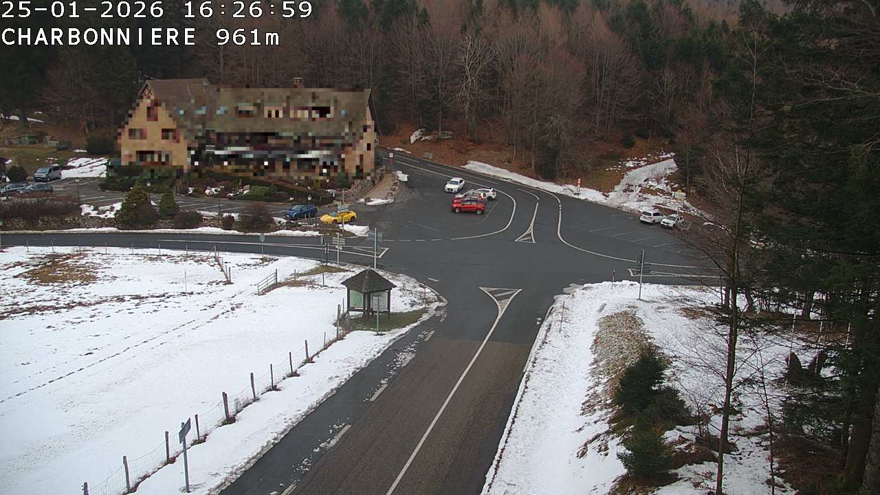 <h2>Webcam du col de la Charbonnière dans les Vosges en direction de la station du Champ du feu. Vue sur le D214 et la Tour du Champ du feu. Col de montagne à 961 mètres d'altitude</h2>