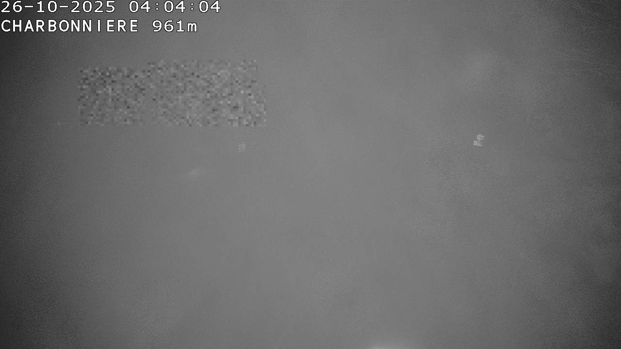 <h2>Webcam du col de la Charbonnière dans les Vosges en direction de la station du Champ du feu. Vue sur le D214 et la Tour du Champ du feu. Col de montagne à 961 mètres d'altitude</h2>