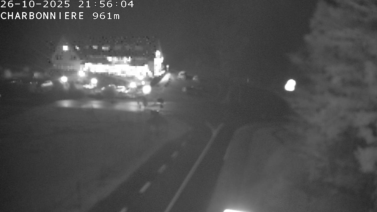 <h2>Webcam du col de la Charbonnière dans les Vosges en direction de la station du Champ du feu. Vue sur le D214 et la Tour du Champ du feu. Col de montagne à 961 mètres d'altitude</h2>