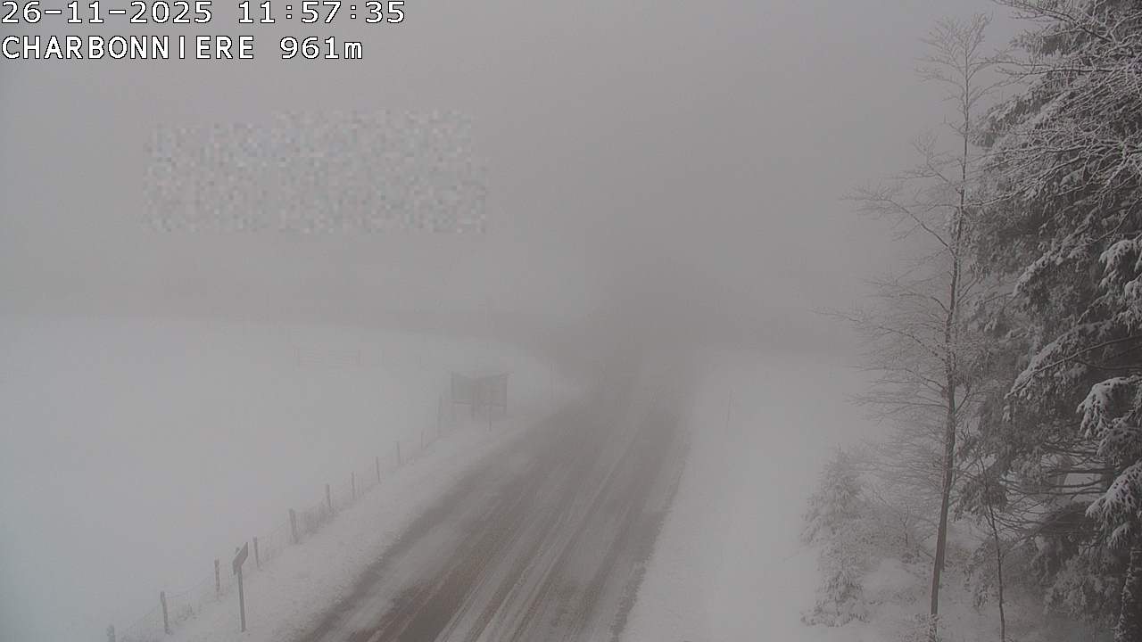 <h2>Webcam du col de la Charbonnière dans les Vosges en direction de la station du Champ du feu. Vue sur le D214 et la Tour du Champ du feu. Col de montagne à 961 mètres d'altitude</h2>