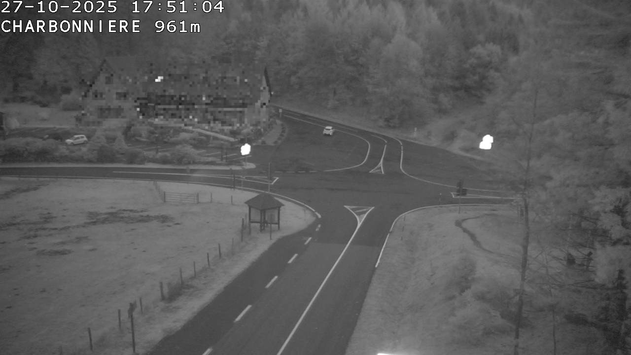 <h2>Webcam du col de la Charbonnière dans les Vosges en direction de la station du Champ du feu. Vue sur le D214 et la Tour du Champ du feu. Col de montagne à 961 mètres d'altitude</h2>