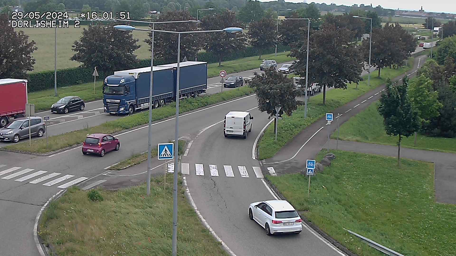 <h2>Webcam à Dorlisheim, au sud de Molsheim, au niveau du rond-point menant à l'A352. Caméra située à la jonction entre la D392, la D500 et la D2422. Vue orientée vers Altorf et Strasbourg</h2>