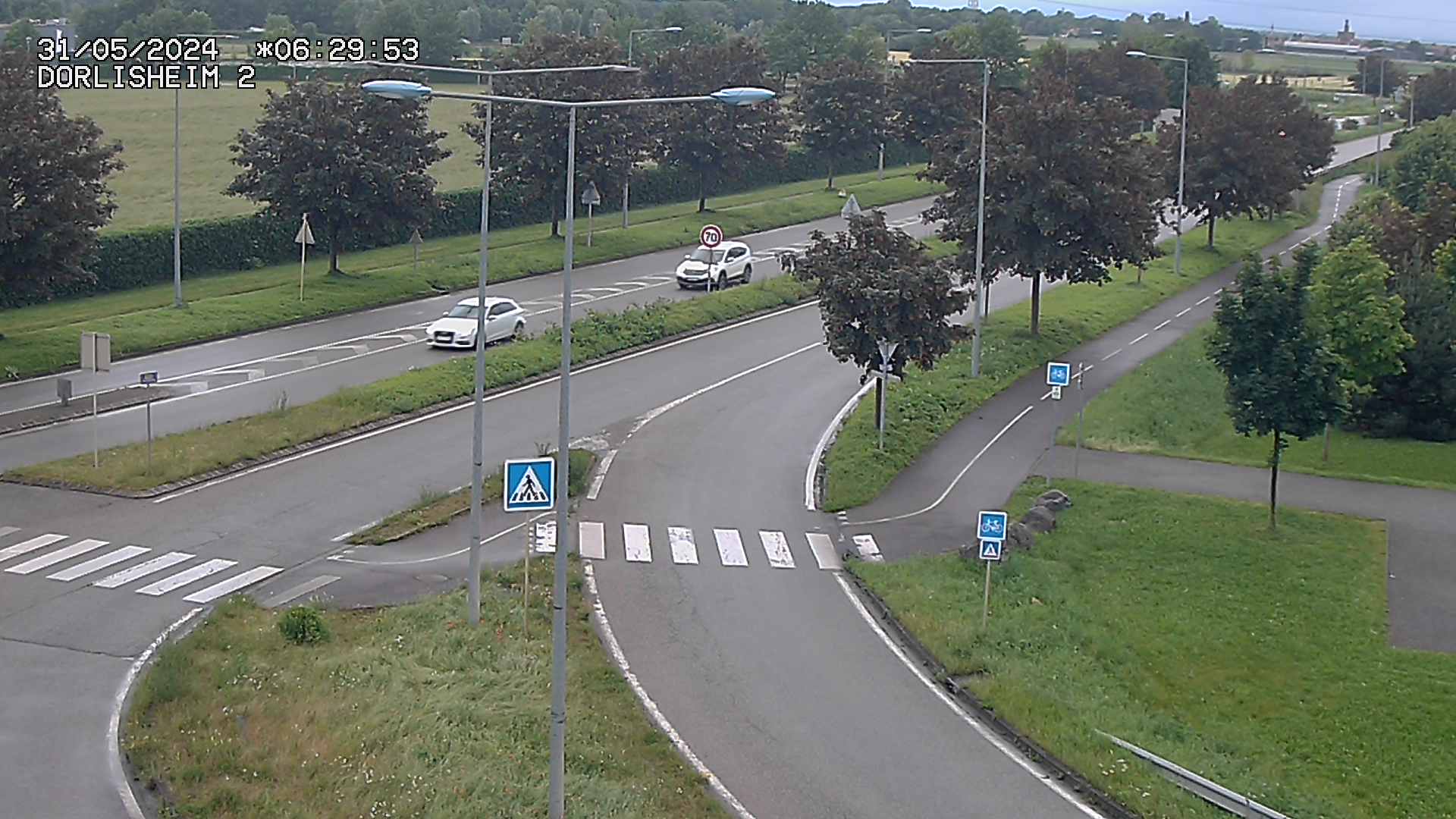 Webcam à Dorlisheim, au sud de Molsheim, au niveau du rond-point menant à l'A352. Caméra située à la jonction entre la D392, la D500 et la D2422. Vue orientée vers Altorf et Strasbourg