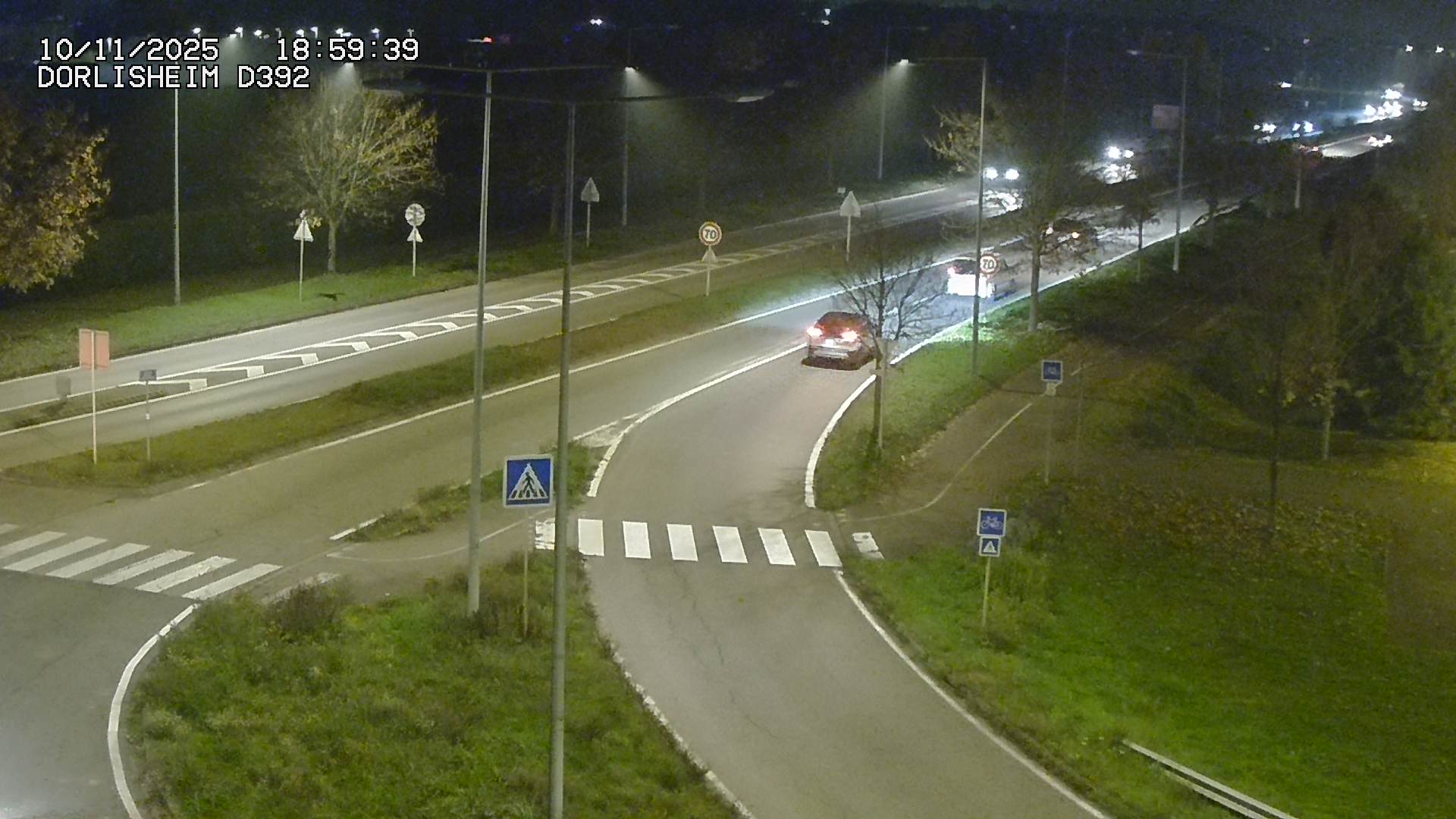 Webcam à Dorlisheim, au sud de Molsheim, au niveau du rond-point menant à l'A352. Caméra située à la jonction entre la D392, la D500 et la D2422. Vue orientée vers Altorf et Strasbourg