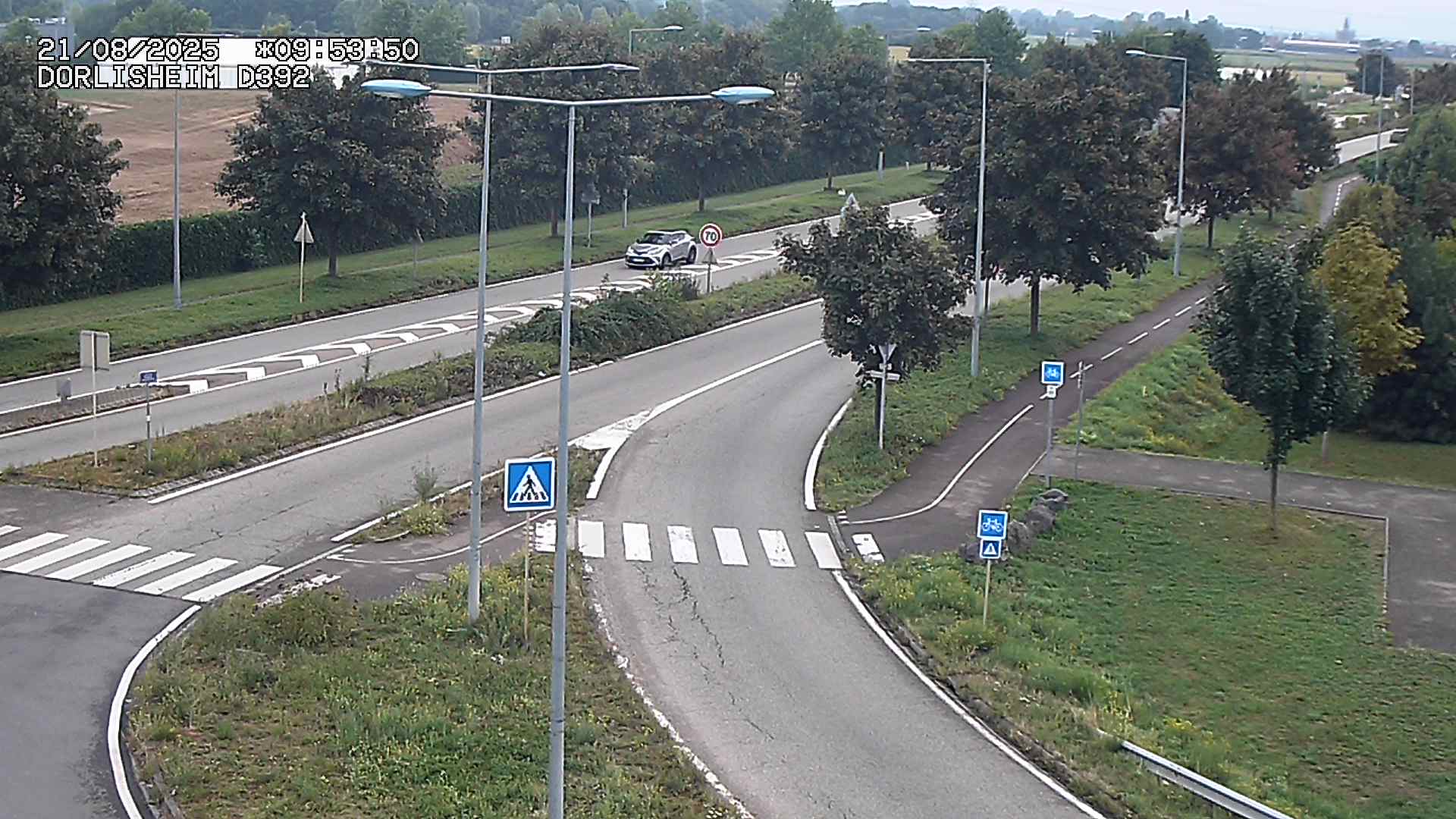Webcam à Dorlisheim, au sud de Molsheim, au niveau du rond-point menant à l'A352. Caméra située à la jonction entre la D392, la D500 et la D2422. Vue orientée vers Altorf et Strasbourg
