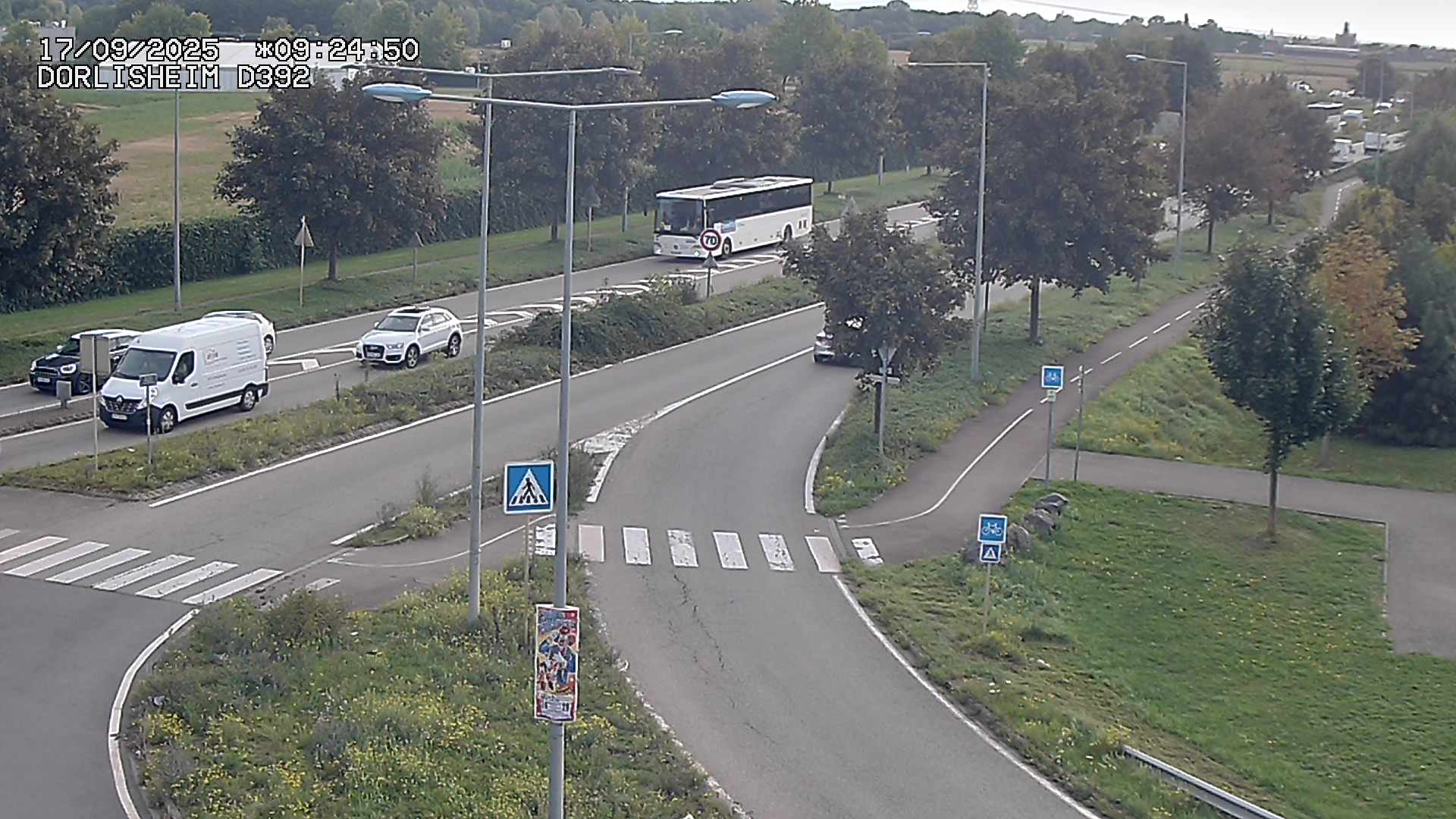 Webcam à Dorlisheim, au sud de Molsheim, au niveau du rond-point menant à l'A352. Caméra située à la jonction entre la D392, la D500 et la D2422. Vue orientée vers Altorf et Strasbourg
