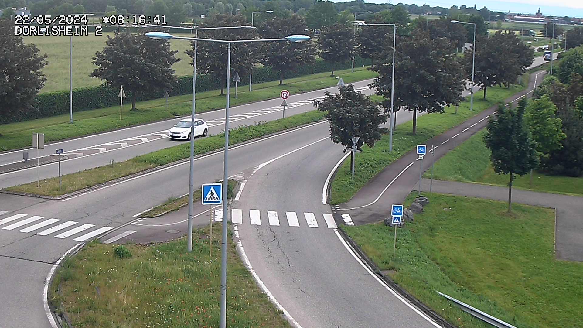 Webcam à Dorlisheim, au sud de Molsheim, au niveau du rond-point menant à l'A352. Caméra située à la jonction entre la D392, la D500 et la D2422. Vue orientée vers Altorf et Strasbourg