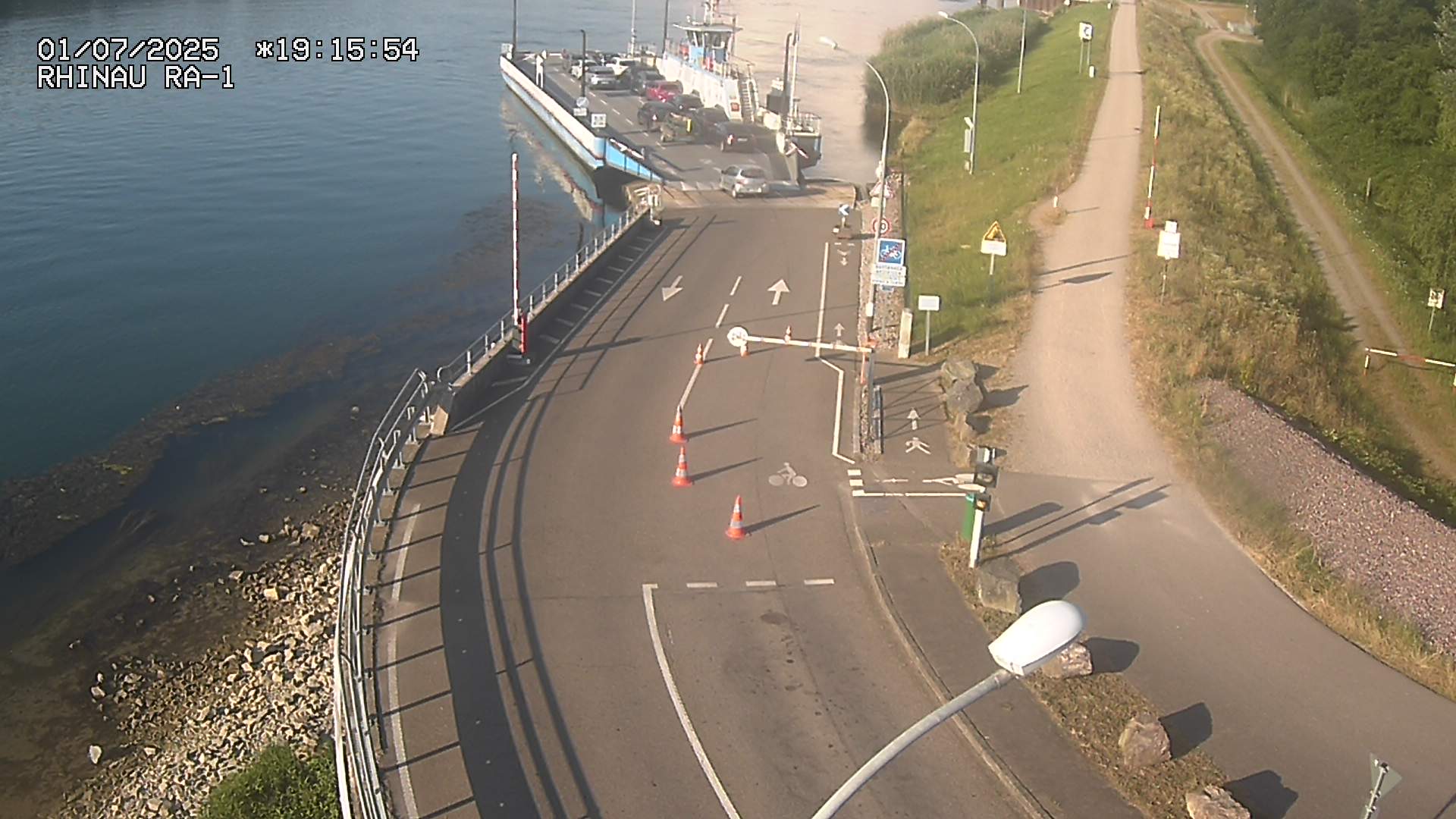 Webcam du bac de Rhinau-Kappel. Vue sur le quai d'embarquement du côté français