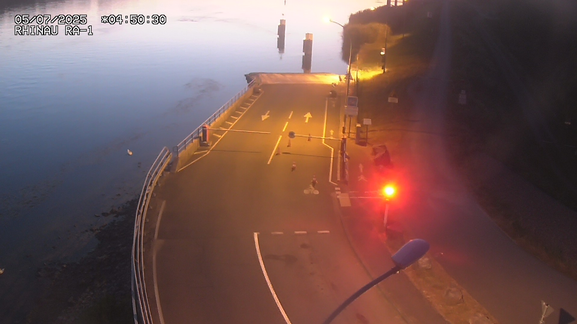 Webcam du bac de Rhinau-Kappel. Vue sur le quai d'embarquement du côté français