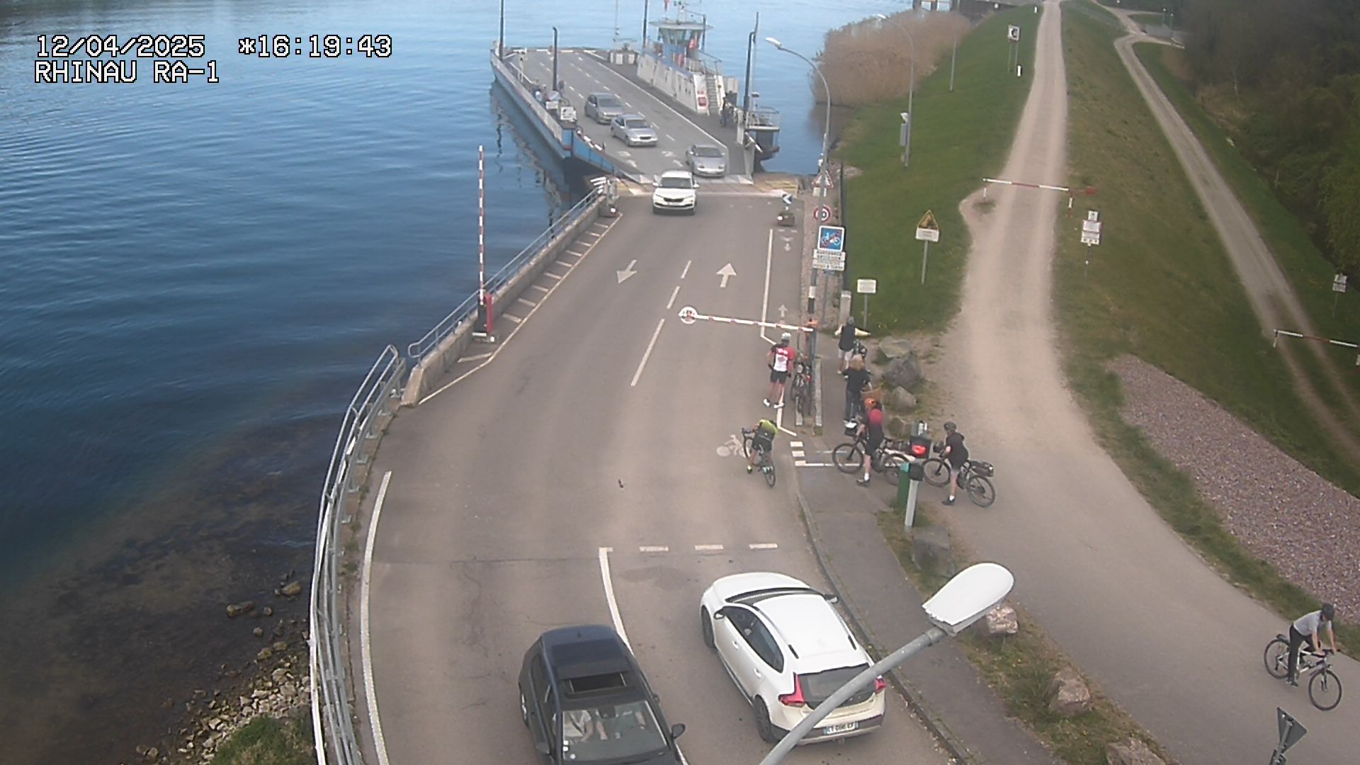 Webcam du bac de Rhinau-Kappel. Vue sur le quai d'embarquement du côté français