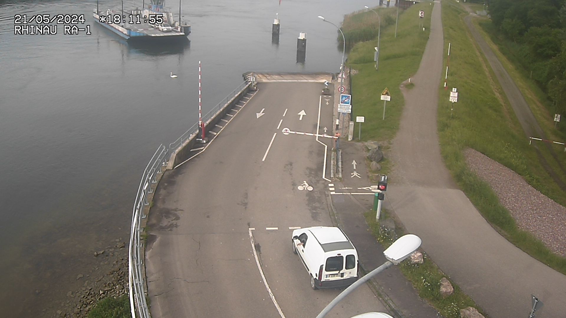 <h2>Webcam du bac de Rhinau-Kappel. Vue sur le quai d'embarquement du côté français</h2>