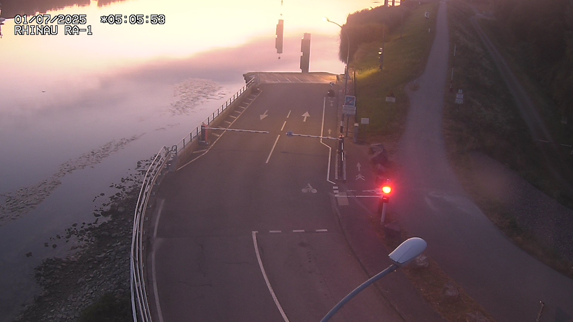 <h2>Webcam du bac de Rhinau-Kappel. Vue sur le quai d'embarquement du côté français</h2>