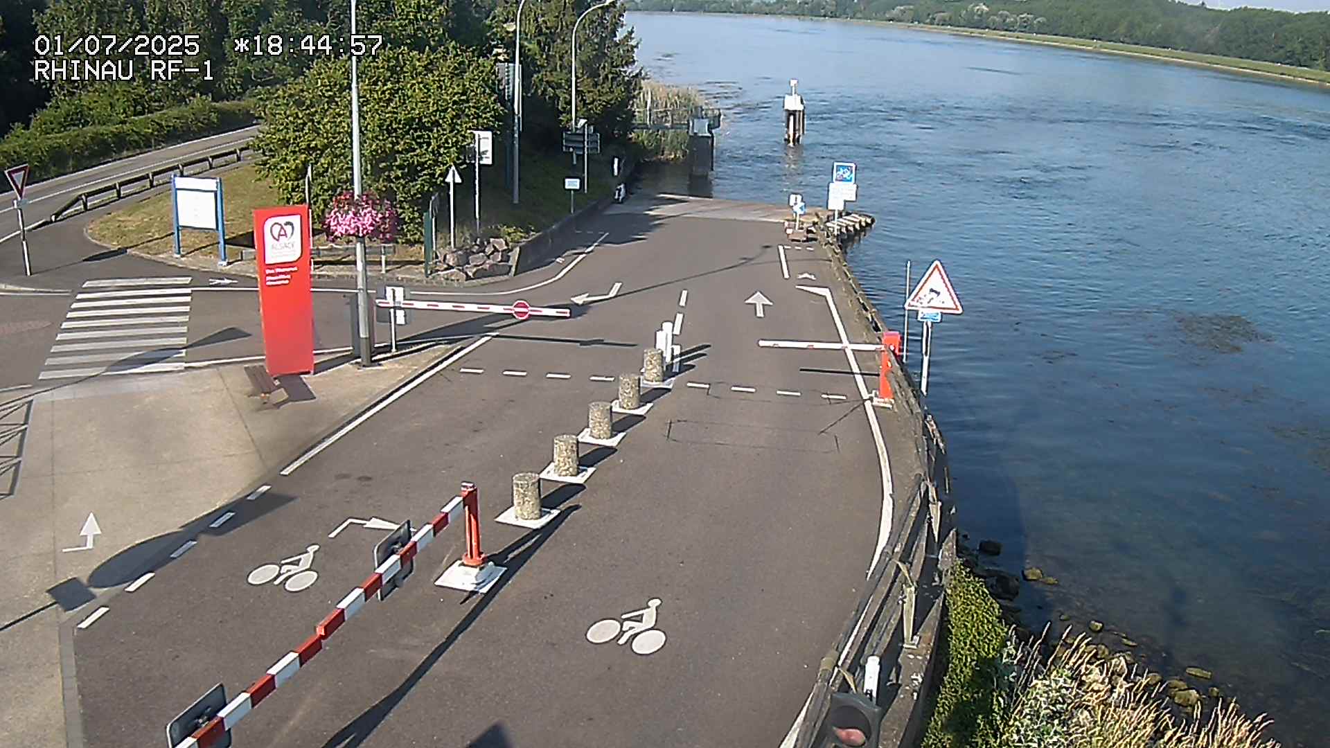 Webcam du bac de Rhinau-Kappel. Vue avant le quai d'embarquement du côté français, à la jonction entre la D20 et la D5. Vue orientée vers Benfeld