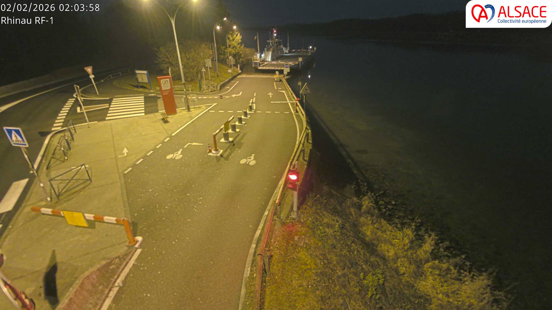 Webcam du bac de Rhinau-Kappel. Vue avant le quai d'embarquement du côté français, à la jonction entre la D20 et la D5. Vue orientée vers Benfeld