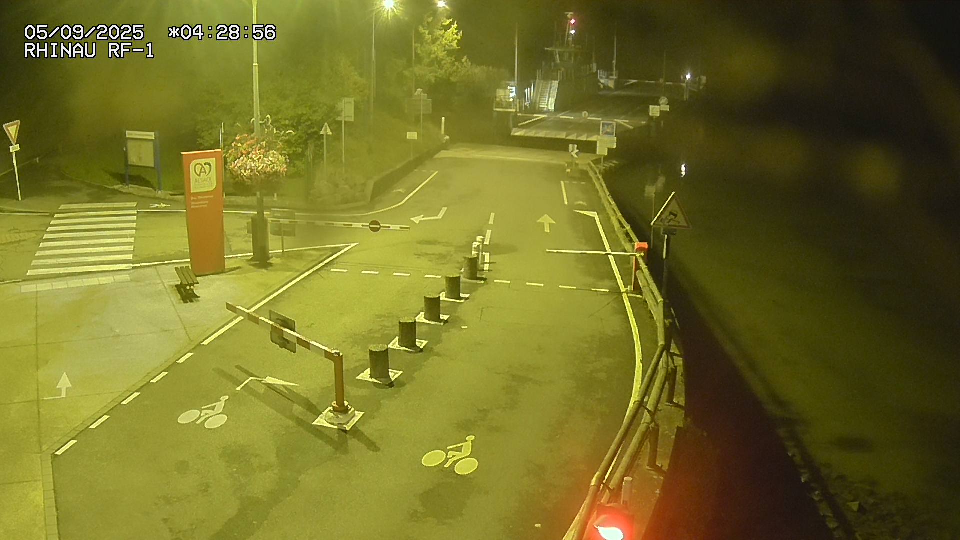 Webcam du bac de Rhinau-Kappel. Vue avant le quai d'embarquement du côté français, à la jonction entre la D20 et la D5. Vue orientée vers Benfeld
