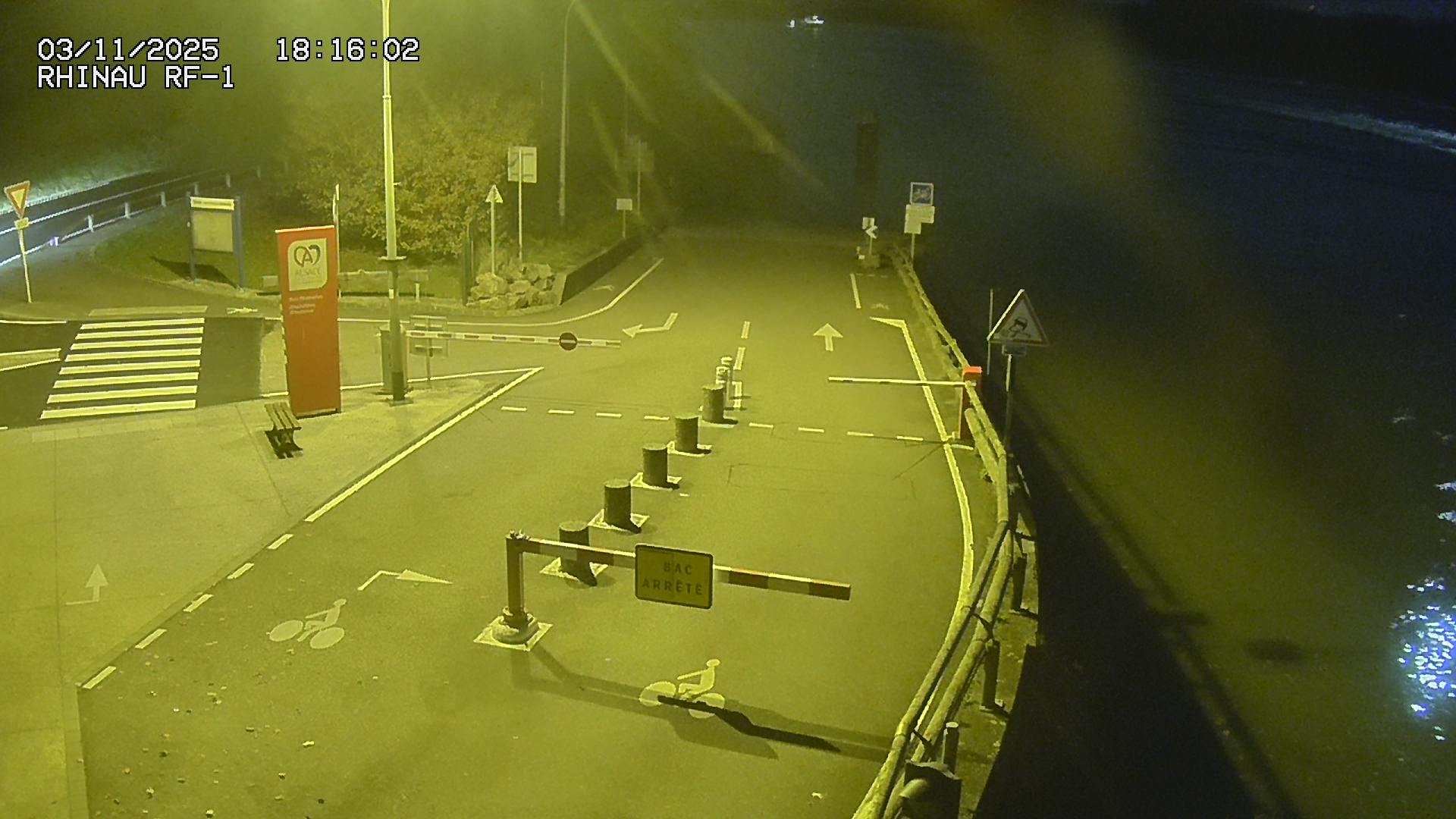 Webcam du bac de Rhinau-Kappel. Vue avant le quai d'embarquement du côté français, à la jonction entre la D20 et la D5. Vue orientée vers Benfeld