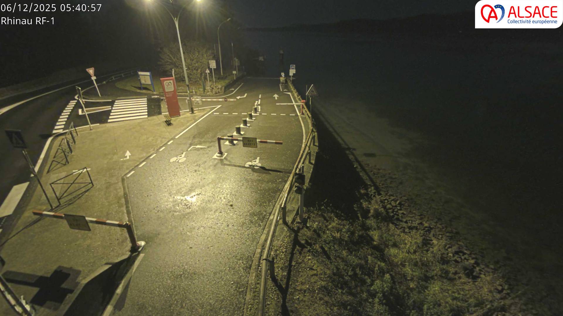 Webcam du bac de Rhinau-Kappel. Vue avant le quai d'embarquement du côté français, à la jonction entre la D20 et la D5. Vue orientée vers Benfeld
