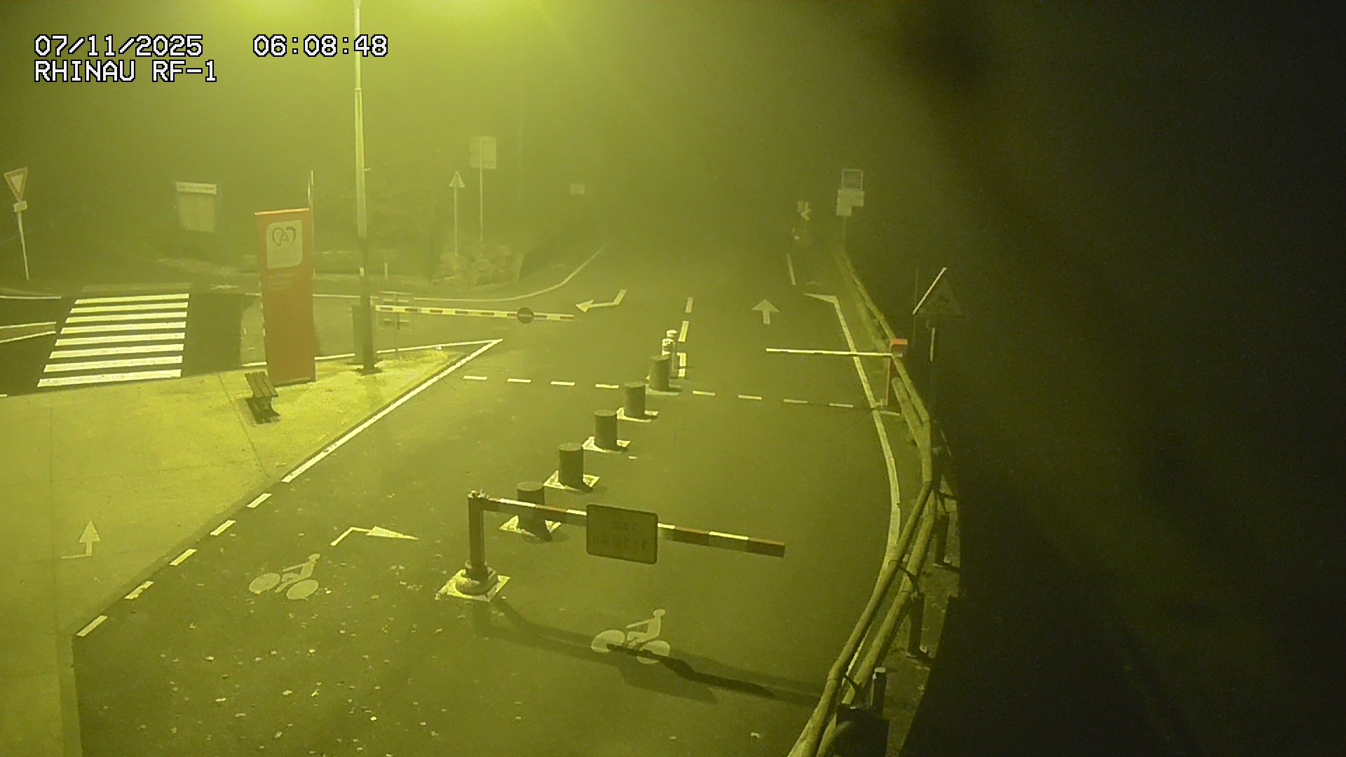 Webcam du bac de Rhinau-Kappel. Vue avant le quai d'embarquement du côté français, à la jonction entre la D20 et la D5. Vue orientée vers Benfeld