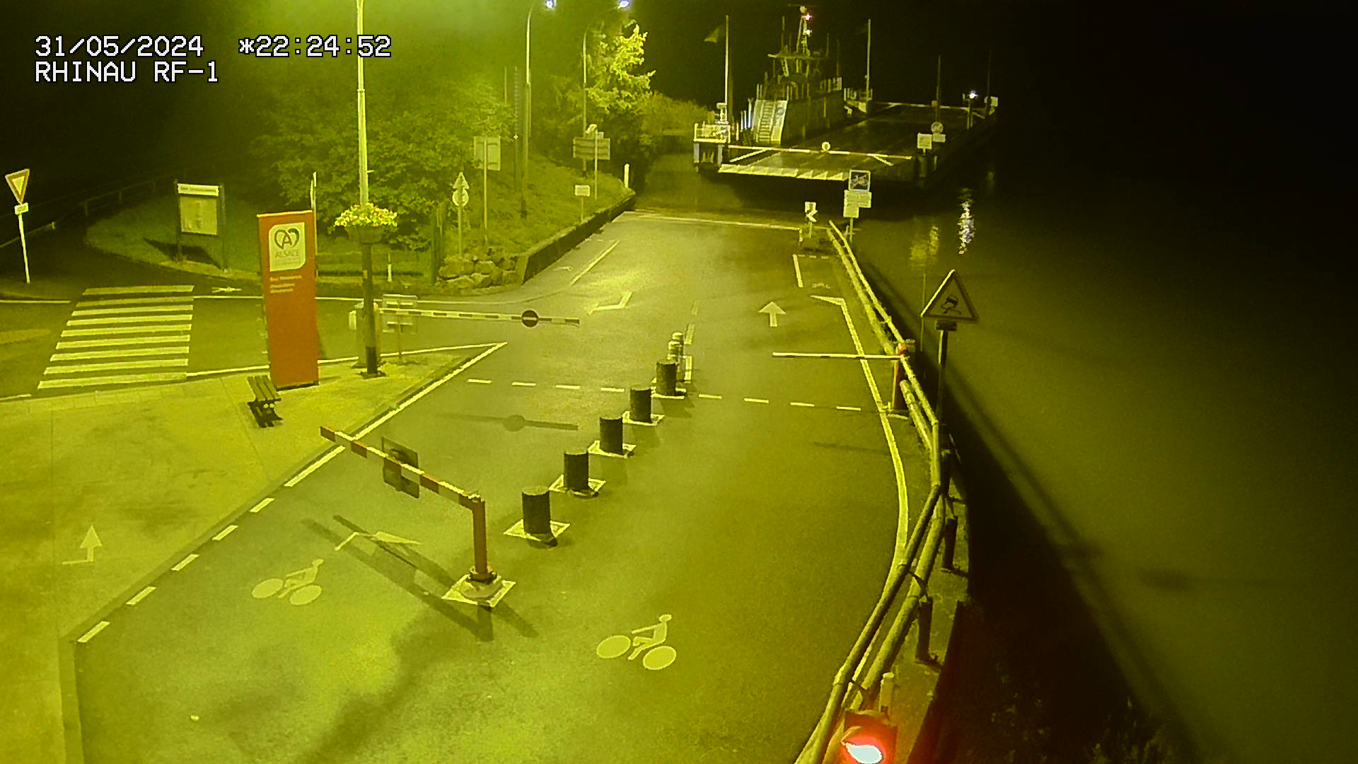 Webcam du bac de Rhinau-Kappel. Vue avant le quai d'embarquement du côté français, à la jonction entre la D20 et la D5. Vue orientée vers Benfeld