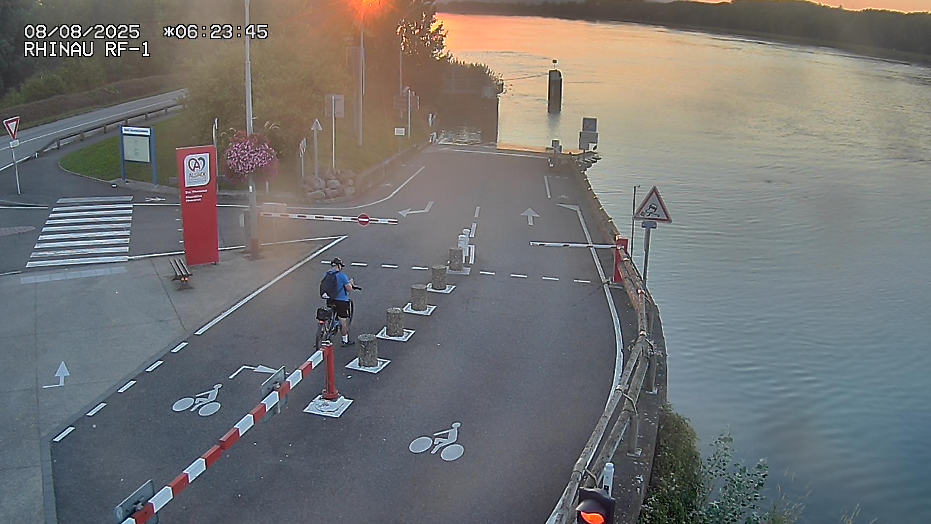 Webcam du bac de Rhinau-Kappel. Vue avant le quai d'embarquement du côté français, à la jonction entre la D20 et la D5. Vue orientée vers Benfeld